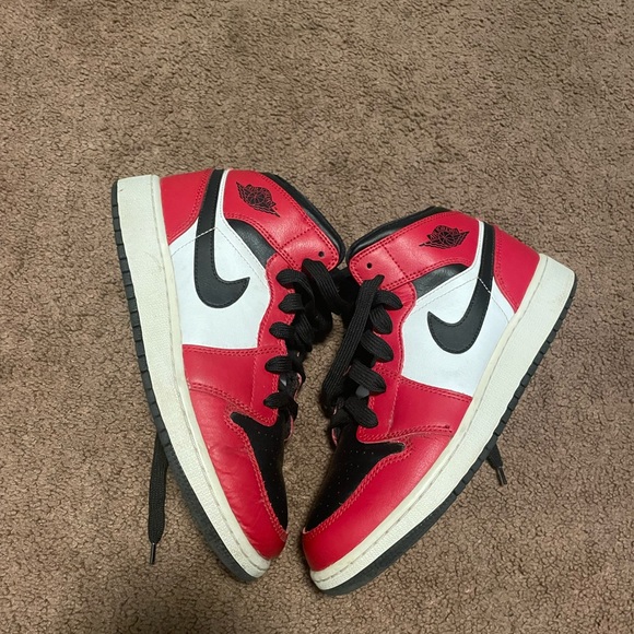Jordan 1s Chicago mid color red and white size 6 - Picture 7 of 10